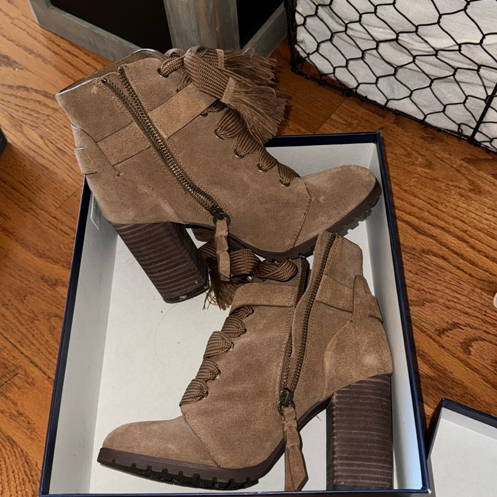 Brown splendid boots size 8. moderately worn